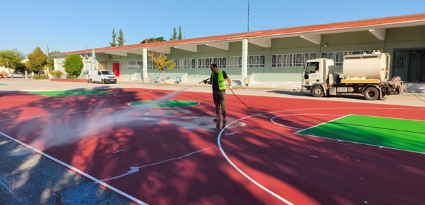 Kαθαρισμοί στις αυλές σχολείων ενόψει της νέας χρονιάς